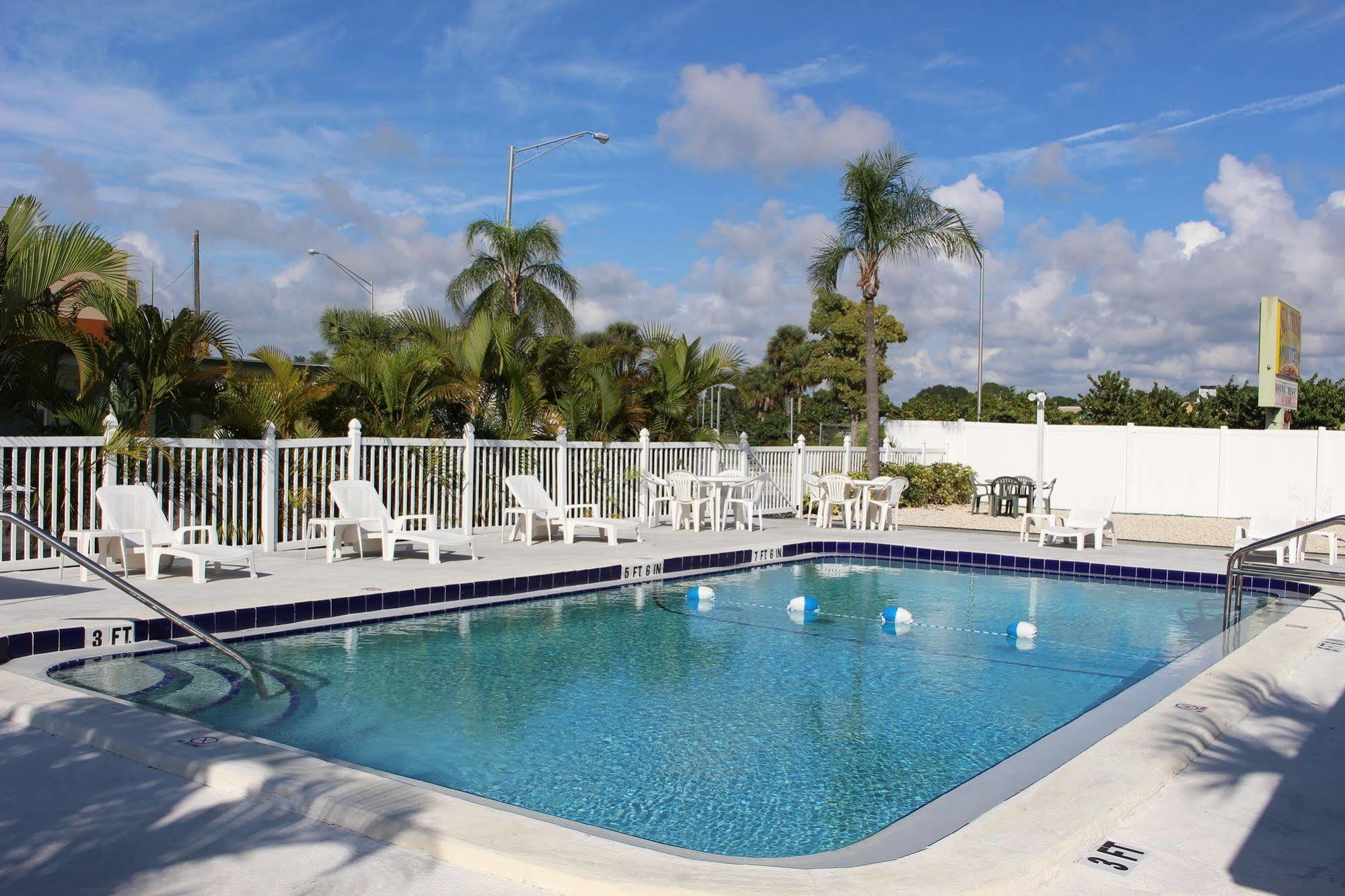 Sunshine Inn & Suites Venice, Florida Venice Gardens Екстериор снимка