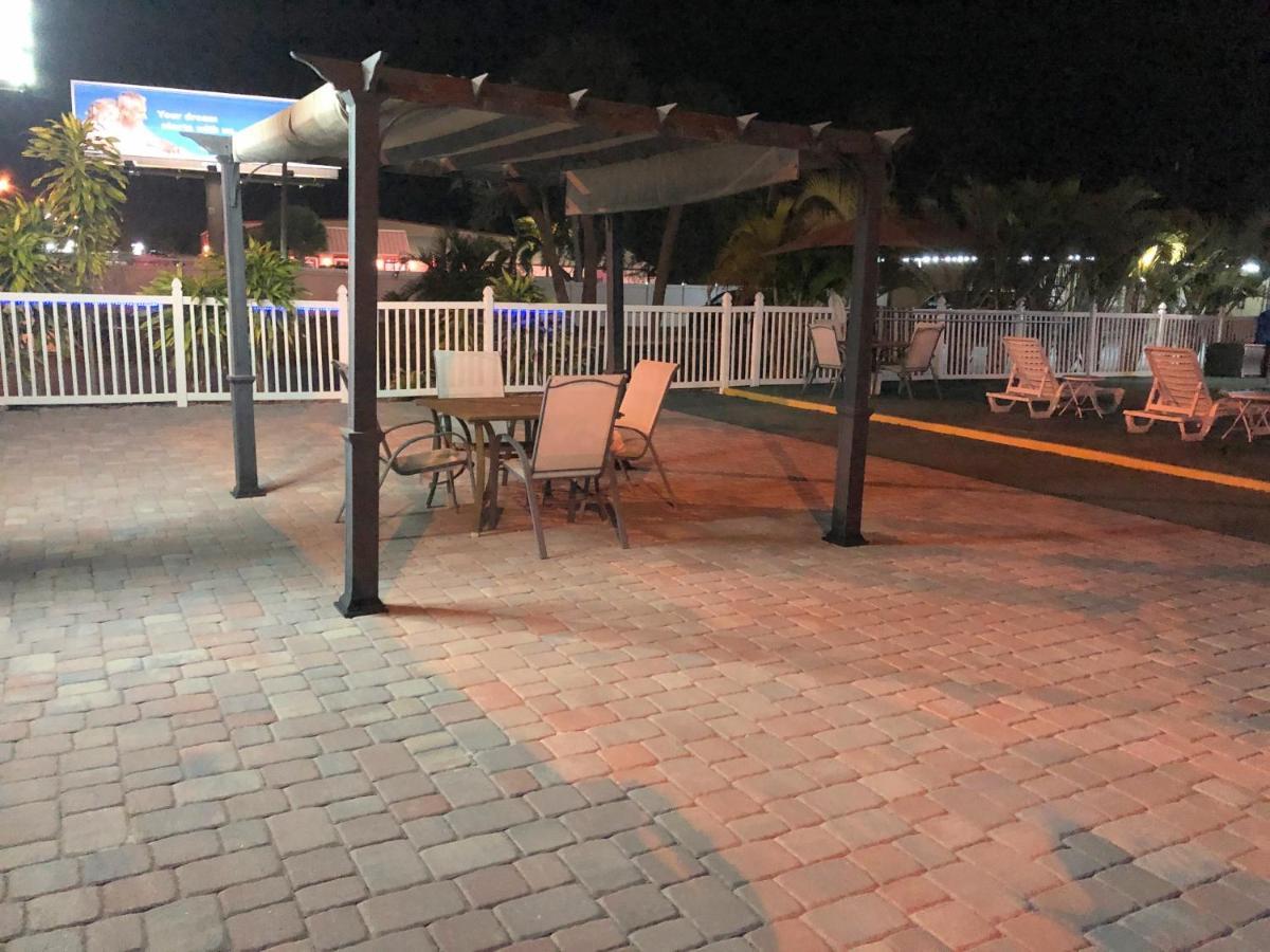 Sunshine Inn & Suites Venice, Florida Venice Gardens Екстериор снимка