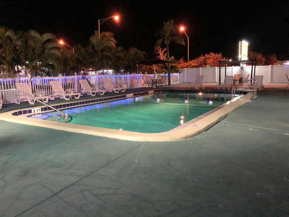 Sunshine Inn & Suites Venice, Florida Venice Gardens Екстериор снимка