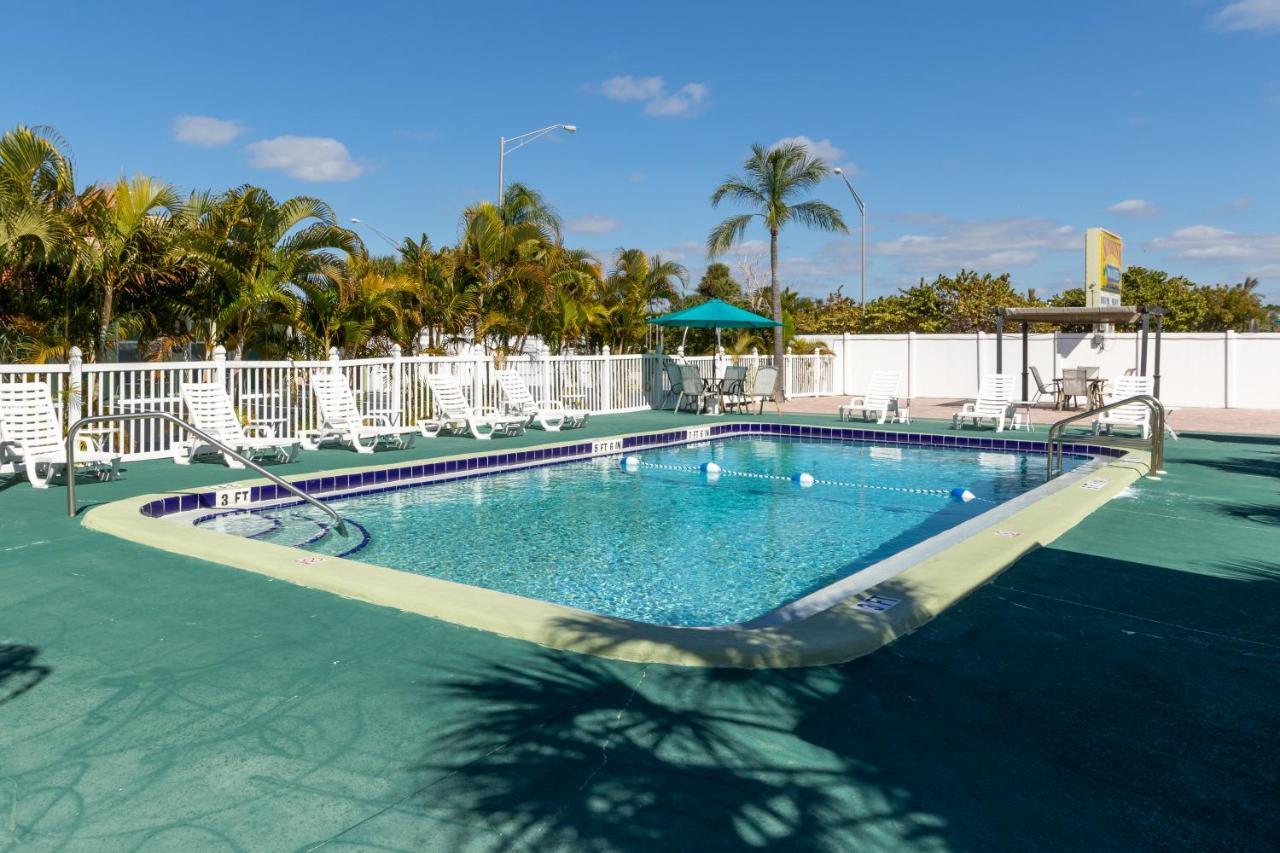 Sunshine Inn & Suites Venice, Florida Venice Gardens Екстериор снимка